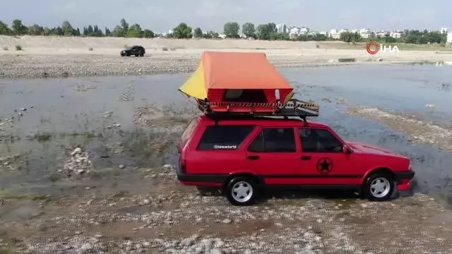Karavana gücü yetmeyince binek otomobilini karavana çevirdi Karavana gücü yetmeyince binek otomobilini karavana çevirdi