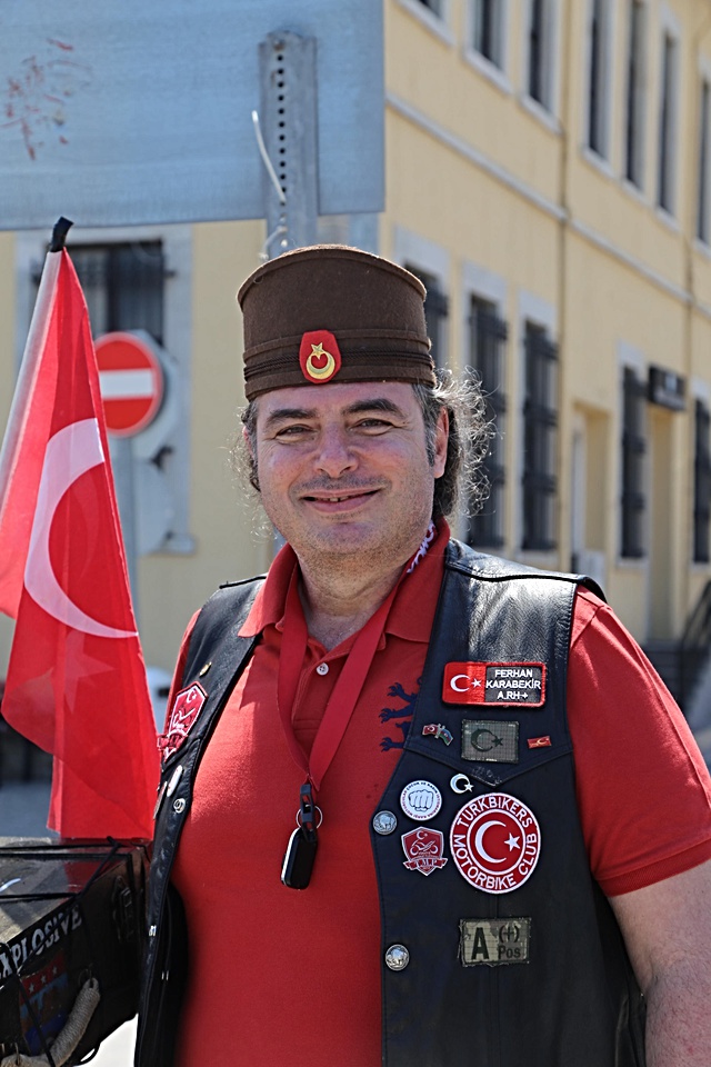 Kazım Karabekir'in torunu İstiklal Yolu'nda dedesinin izini sürüyor Kazım Karabekir'in torunu İstiklal Yolu'nda dedesinin izini sürüyor