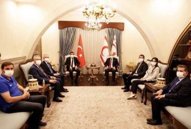 Kıbrıs gezisine damga vuran kare! Cumhurbaşkanı makamına tişört ve kot pantolonla çıktı Kıbrıs gezisine damga vuran kare! Cumhurbaşkanı makamına tişört ve kot pantolonla çıktı