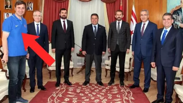 Kıbrıs gezisine damga vuran kare! Cumhurbaşkanı makamına tişört ve kot pantolonla çıktı Kıbrıs gezisine damga vuran kare! Cumhurbaşkanı makamına tişört ve kot pantolonla çıktı