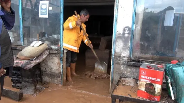 Son dakika... Kırıkkale'de sel felaketi: Çok sayıda ev ve iş yeri hasar gördü