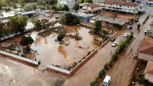 Son dakika... Kırıkkale'de sel felaketi: Çok sayıda ev ve iş yeri hasar gördü