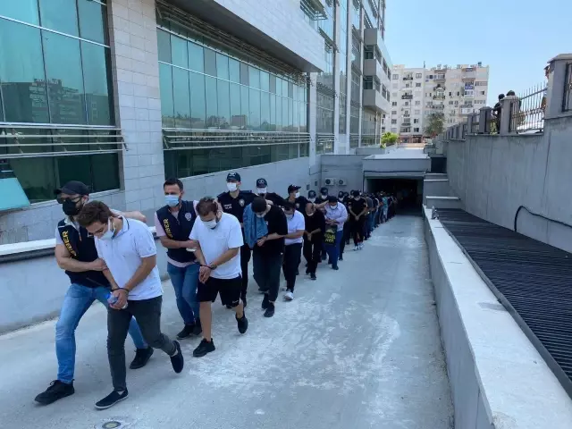 Mersin merkezli 18 ilde yasa dışı bahis operasyonunda yakalanan 89 zanlıdan 35'i tutuklandı Mersin merkezli 18 ilde yasa dışı bahis operasyonunda yakalanan 89 zanlıdan 35'i tutuklandı
