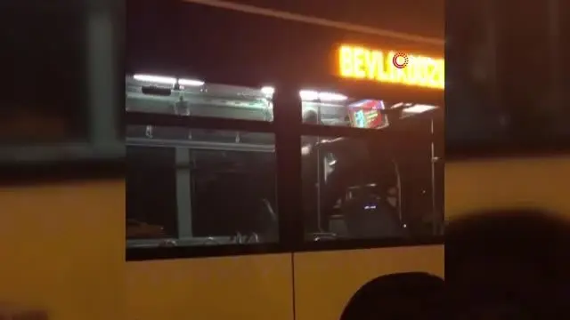 Metrobüste kendisine zarar veren şahıs ortalığı birbirine kattı Metrobüste kendisine zarar veren şahıs ortalığı birbirine kattı