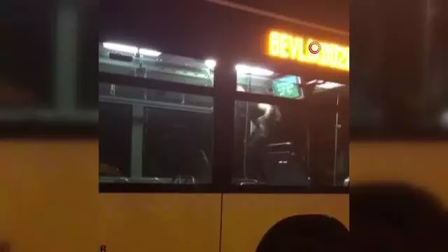 Metrobüste kendisine zarar veren şahıs ortalığı birbirine kattı Metrobüste kendisine zarar veren şahıs ortalığı birbirine kattı