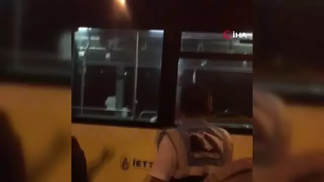 Metrobüste kendisine zarar veren şahıs ortalığı birbirine kattı Metrobüste kendisine zarar veren şahıs ortalığı birbirine kattı
