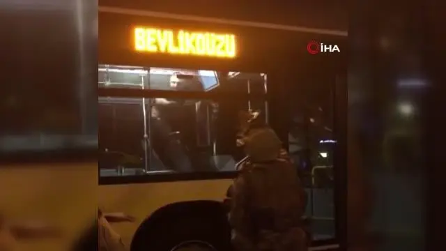 Metrobüste kendisine zarar veren şahıs ortalığı birbirine kattı Metrobüste kendisine zarar veren şahıs ortalığı birbirine kattı