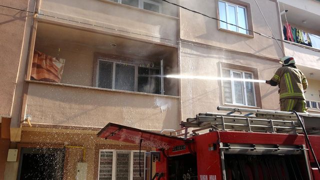 Evini ateşe verip bıçak ve satırla balkona çıkan genç ortalığı birbirine kattı