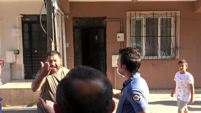 Evini ateşe verip bıçak ve satırla balkona çıkan genç ortalığı birbirine kattı