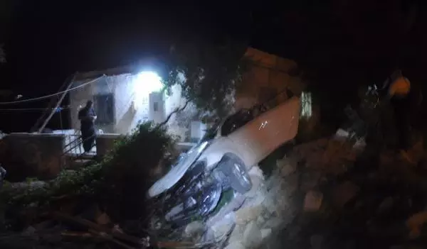 Otomobil evin balkon duvarına çarptı 2 yaralı Otomobil evin balkon duvarına çarptı 2 yaralı
