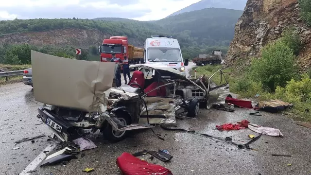 Piknik dönüşündeki feci kazada otomobil kağıt gibi parçalandı: 1 ölü, 2 yaralı Piknik dönüşündeki feci kazada otomobil kağıt gibi parçalandı: 1 ölü, 2 yaralı