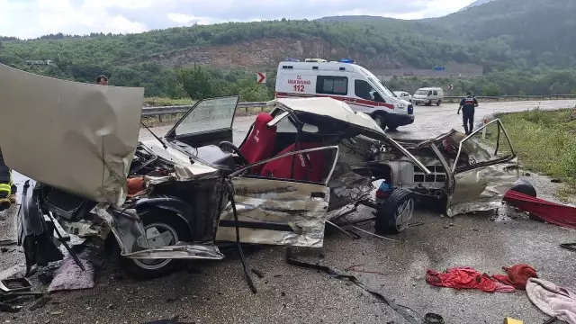 Piknik dönüşündeki feci kazada otomobil kağıt gibi parçalandı: 1 ölü, 2 yaralı
