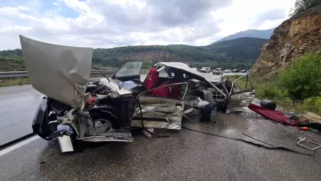 Piknik dönüşündeki feci kazada otomobil kağıt gibi parçalandı: 1 ölü, 2 yaralı