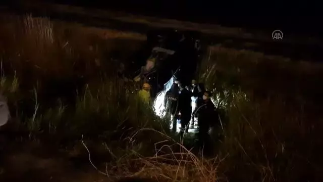 Şarampole devrilen araçta sıkışan yaralıları AFAD ve itfaiye ekipleri kurtardı Şarampole devrilen araçta sıkışan yaralıları AFAD ve itfaiye ekipleri kurtardı