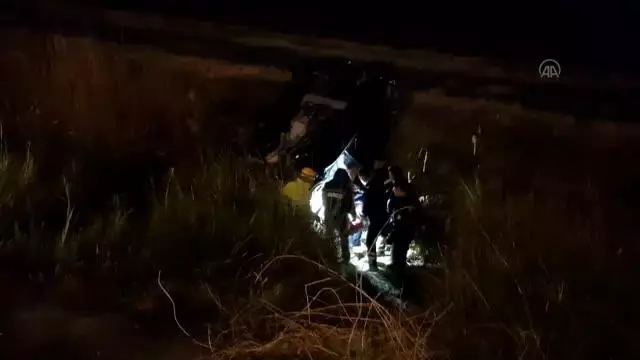 Şarampole devrilen araçta sıkışan yaralıları AFAD ve itfaiye ekipleri kurtardı