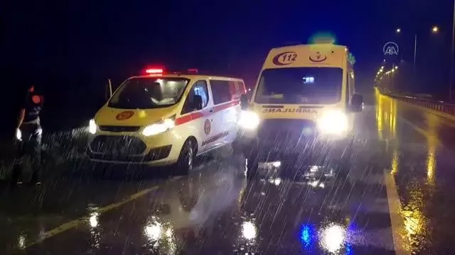 Şarampole devrilen araçta sıkışan yaralıları AFAD ve itfaiye ekipleri kurtardı