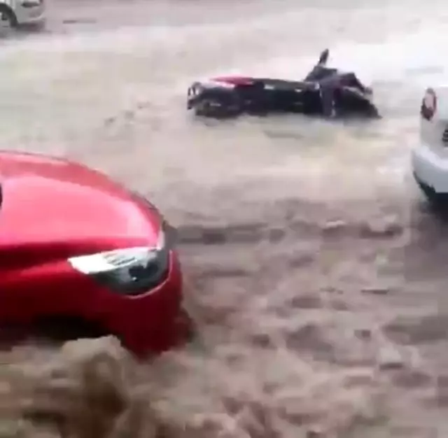 Son dakika haber: Sel suları motosikleti sürükledi: Kanallar taştı, yollar göle döndü Son dakika haber: Sel suları motosikleti sürükledi: Kanallar taştı, yollar göle döndü