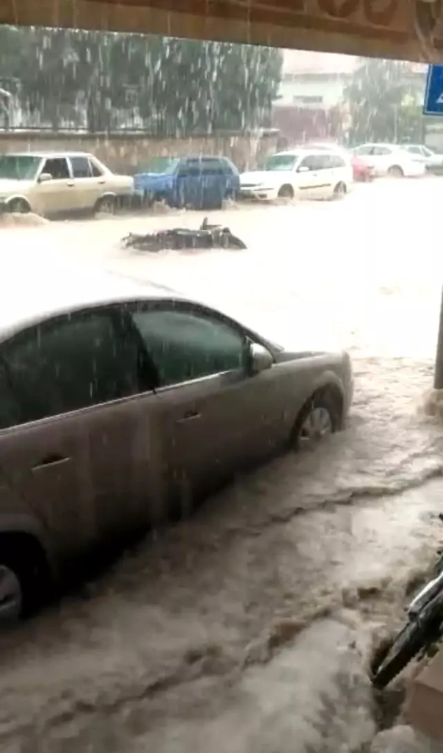 Son dakika haber: Sel suları motosikleti sürükledi: Kanallar taştı, yollar göle döndü Son dakika haber: Sel suları motosikleti sürükledi: Kanallar taştı, yollar göle döndü