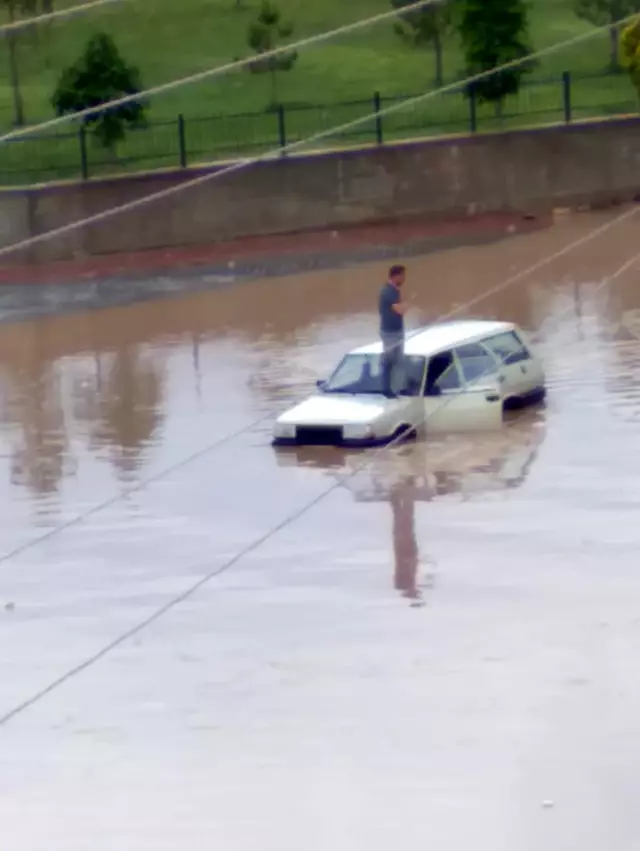 Son dakika haber: Sel suları motosikleti sürükledi: Kanallar taştı, yollar göle döndü Son dakika haber: Sel suları motosikleti sürükledi: Kanallar taştı, yollar göle döndü