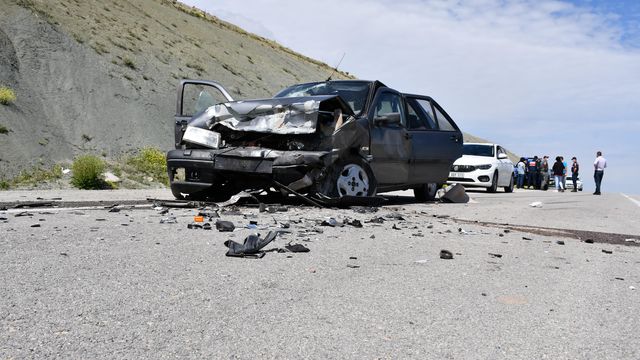 Sivas'ta iki otomobil çarpıştı: 5 yaralı Sivas'ta iki otomobil çarpıştı: 5 yaralı