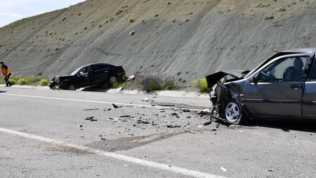 Sivas'ta iki otomobil çarpıştı: 5 yaralı Sivas'ta iki otomobil çarpıştı: 5 yaralı