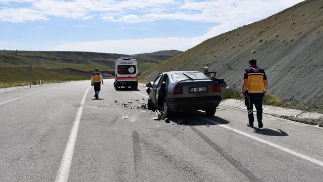 Sivas'ta iki otomobil çarpıştı: 5 yaralı Sivas'ta iki otomobil çarpıştı: 5 yaralı
