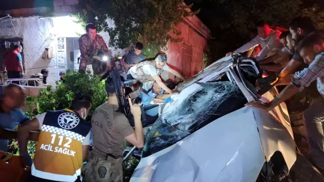 Taklalar atan otomobil eve çarparak durabildi: 1 ölü, 1 yaralı Taklalar atan otomobil eve çarparak durabildi: 1 ölü, 1 yaralı