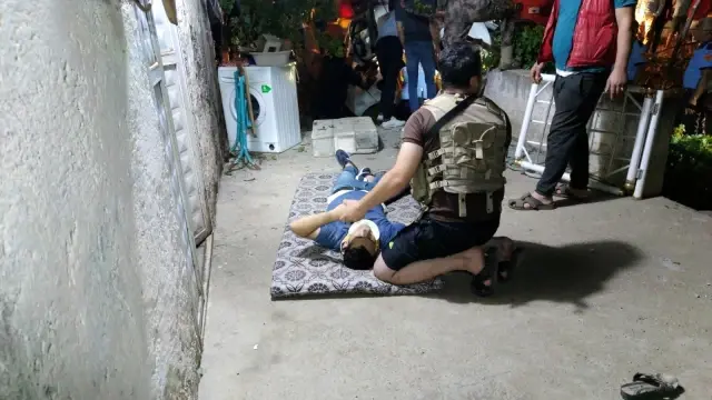 Taklalar atan otomobil eve çarparak durabildi: 1 ölü, 1 yaralı