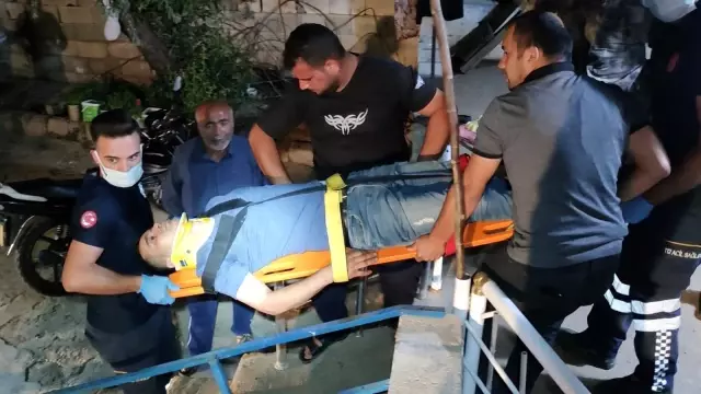 Taklalar atan otomobil eve çarparak durabildi: 1 ölü, 1 yaralı