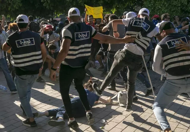 Son dakika... Gözaltındayken ölen genç için protesto gösterisi yapanlarla polis arasında arbede yaşandı Son dakika... Gözaltındayken ölen genç için protesto gösterisi yapanlarla polis arasında arbede yaşandı