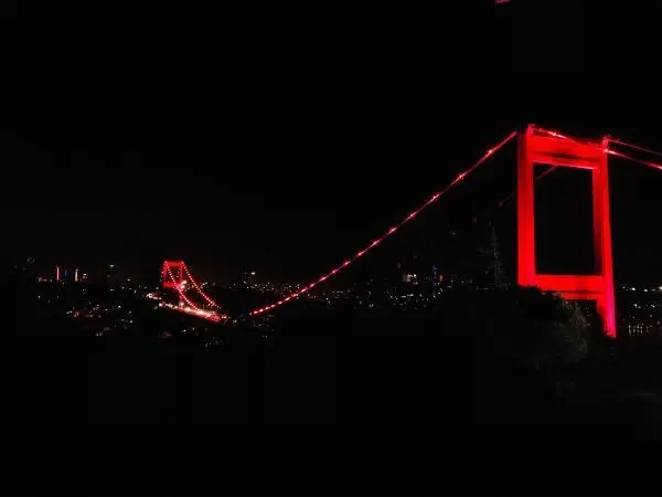 Türkiye'nin sembol yapıları kırmızı ışıkla aydınlandı