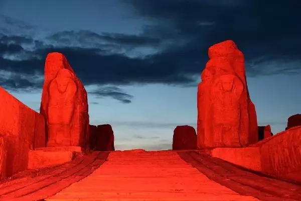 Türkiye'nin sembol yapıları kırmızı ışıkla aydınlandı