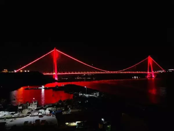 Türkiye'nin sembol yapıları kırmızı ışıkla aydınlandı