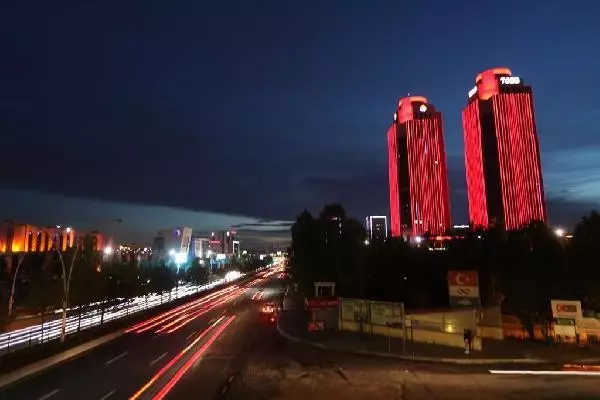 Türkiye'nin sembol yapıları kırmızı ışıkla aydınlandı