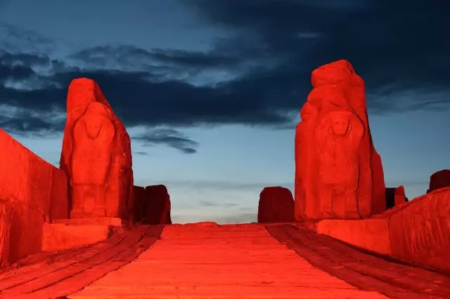 Türkiye'nin sembol yapıları kırmızı ışıkla aydınlandı
