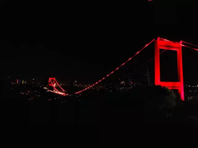 Türkiye'nin sembol yapıları kırmızı ışıkla aydınlandı