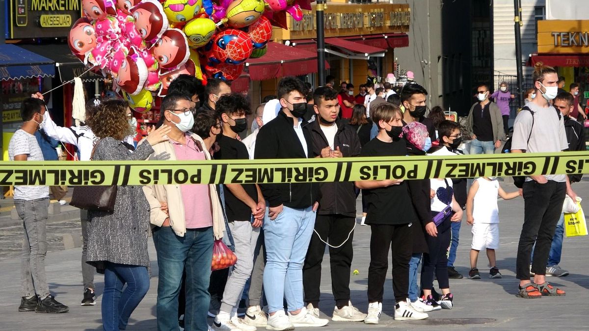 Genç kadının unutkanlığı polisi alarma geçirdi, meraklı vatandaşlar film izler gibi seyretti