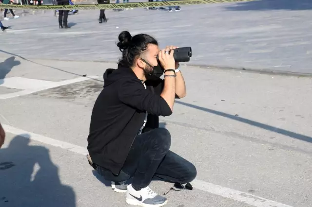 Genç kadının unutkanlığı polisi alarma geçirdi, meraklı vatandaşlar film izler gibi seyretti
