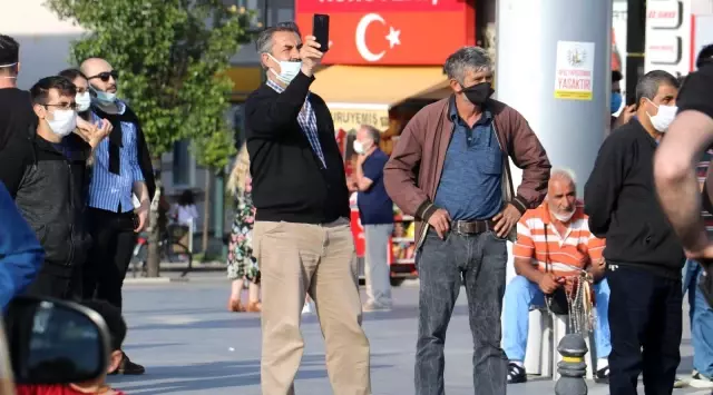 Genç kadının unutkanlığı polisi alarma geçirdi, meraklı vatandaşlar film izler gibi seyretti