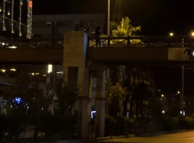 Üst geçide çıkan genç kız, bekçileri görünce caddeye fırladı Üst geçide çıkan genç kız, bekçileri görünce caddeye fırladı
