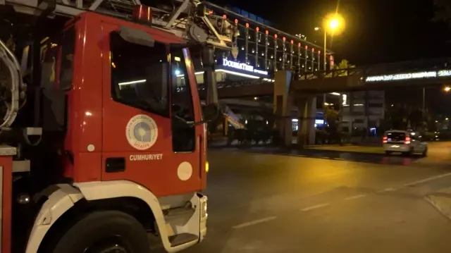 Üst geçide çıkan genç kız, bekçileri görünce caddeye fırladı Üst geçide çıkan genç kız, bekçileri görünce caddeye fırladı