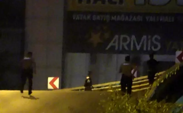 Üst geçide çıkan genç kız, bekçileri görünce caddeye fırladı Üst geçide çıkan genç kız, bekçileri görünce caddeye fırladı