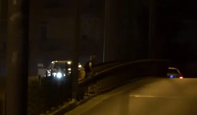 Üst geçide çıkan genç kız, bekçileri görünce caddeye fırladı Üst geçide çıkan genç kız, bekçileri görünce caddeye fırladı
