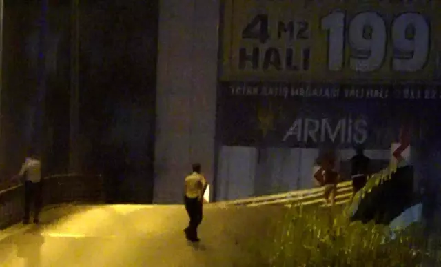 Üst geçide çıkan genç kız, bekçileri görünce caddeye fırladı Üst geçide çıkan genç kız, bekçileri görünce caddeye fırladı