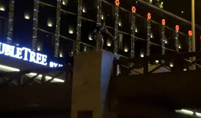Üst geçide çıkan genç kız, bekçileri görünce caddeye fırladı Üst geçide çıkan genç kız, bekçileri görünce caddeye fırladı