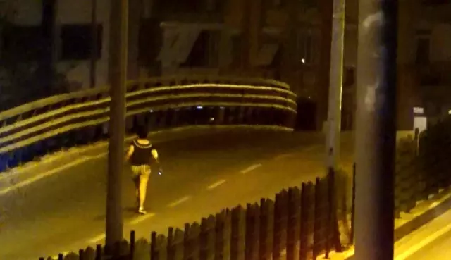 Üst geçide çıkan genç kız, bekçileri görünce caddeye fırladı Üst geçide çıkan genç kız, bekçileri görünce caddeye fırladı