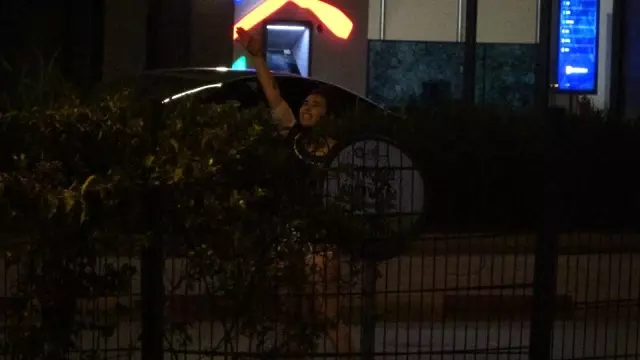Üst geçide çıkan genç kız, bekçileri görünce caddeye fırladı Üst geçide çıkan genç kız, bekçileri görünce caddeye fırladı