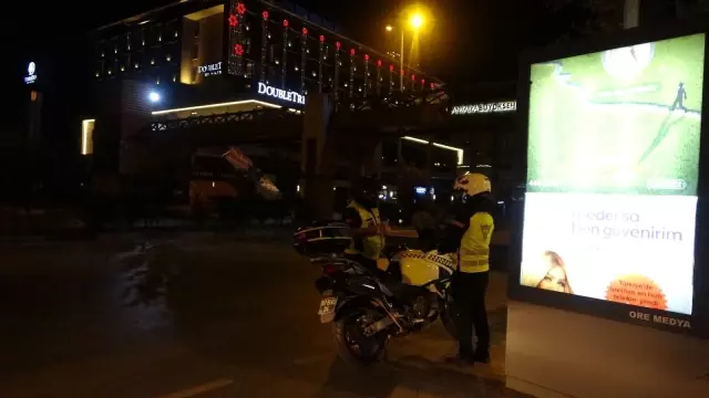 Üst geçide çıkan genç kız, bekçileri görünce caddeye fırladı Üst geçide çıkan genç kız, bekçileri görünce caddeye fırladı