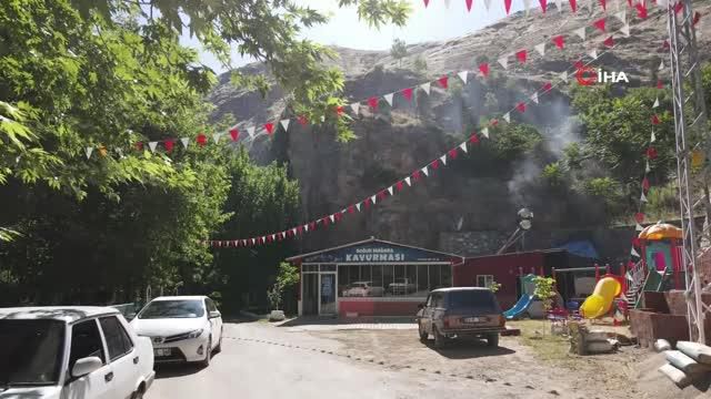 Uzunluğu 420 metre olan 'Soğuk Mağara'ya yemeğe değil, serinlemeye geliyorlar Uzunluğu 420 metre olan 'Soğuk Mağara'ya yemeğe değil, serinlemeye geliyorlar