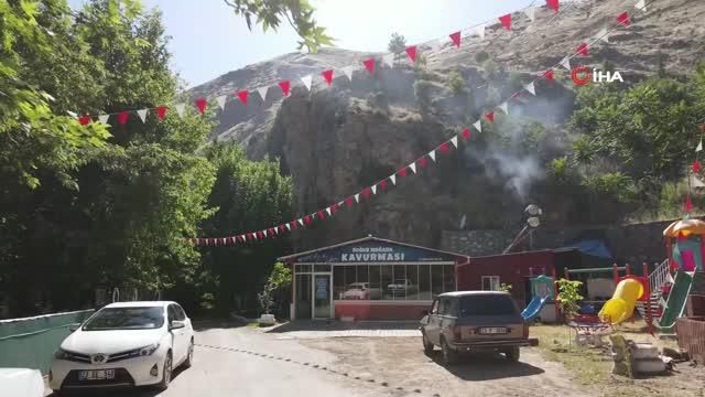 Uzunluğu 420 metre olan 'Soğuk Mağara'ya yemeğe değil, serinlemeye geliyorlar Uzunluğu 420 metre olan 'Soğuk Mağara'ya yemeğe değil, serinlemeye geliyorlar